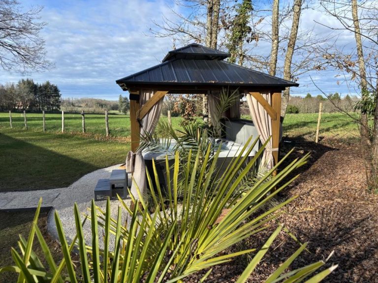 Une love room romantique avec jacuzzi pour couple à Mauzac-et-Grand-CastangDordogne