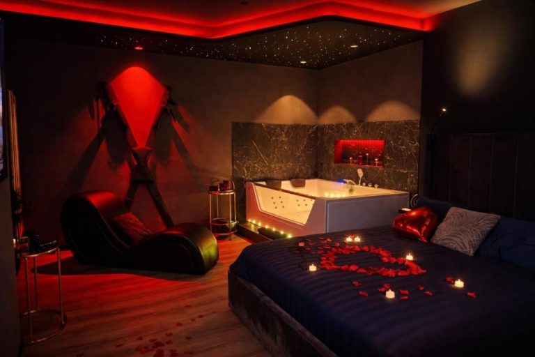 Une love room romantique avec jacuzzi pour couple à Bourg-Saint-ChristopheAin
