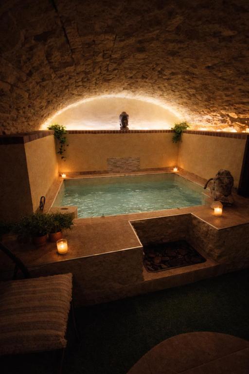 Une love room romantique avec jacuzzi pour couple à ColignyAin