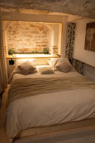 Une love room romantique avec jacuzzi pour couple à ColignyAin