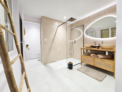 Une love room romantique avec jacuzzi pour couple à Bourg-en-BresseAin