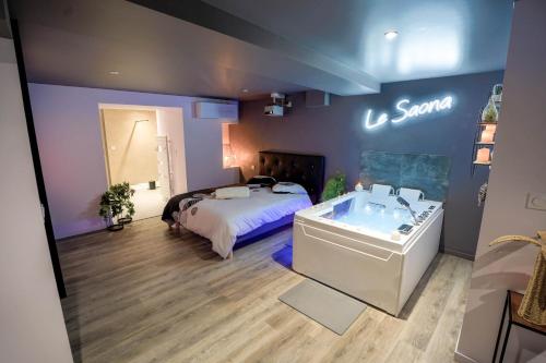 Une love room romantique avec jacuzzi pour couple à Bourg-en-BresseAin