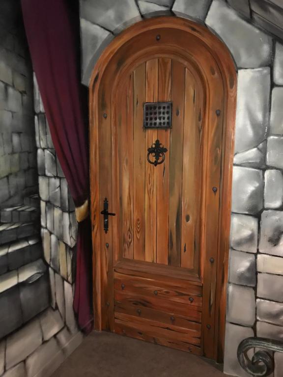 Une love room romantique avec jacuzzi pour couple à VichyAllier