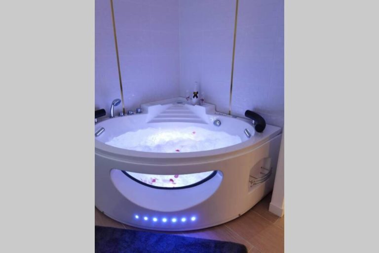 Une love room romantique avec jacuzzi pour couple à NiceAlpes-Maritimes