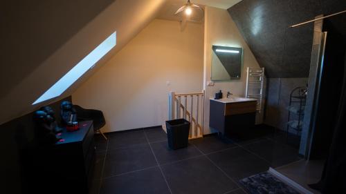 Une love room romantique avec jacuzzi pour couple à FontenoyAisne