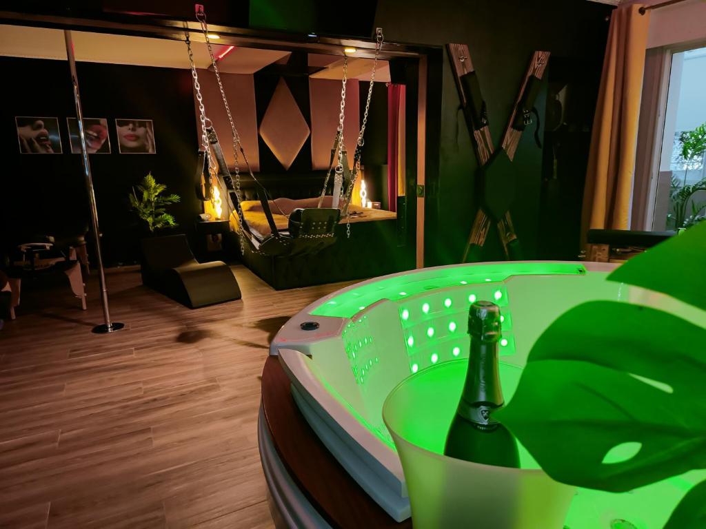 La loveroom bdsm de Nice  » la chambre luxe des désirs «  — love room à Nice