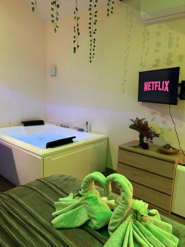 Une love room romantique avec jacuzzi pour couple à FontenoyAisne