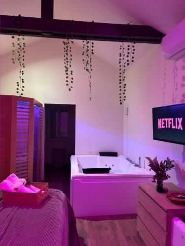 Une love room romantique avec jacuzzi pour couple à FontenoyAisne