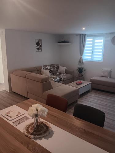 Une love room romantique avec jacuzzi pour couple à Pouilly-sur-SerreAisne