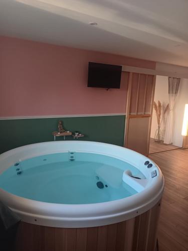 Une love room romantique avec jacuzzi pour couple à Pouilly-sur-SerreAisne