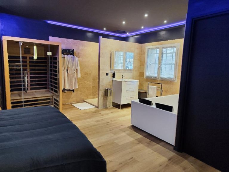 Une love room romantique avec jacuzzi pour couple à Cagnes-sur-MerAlpes-Maritimes