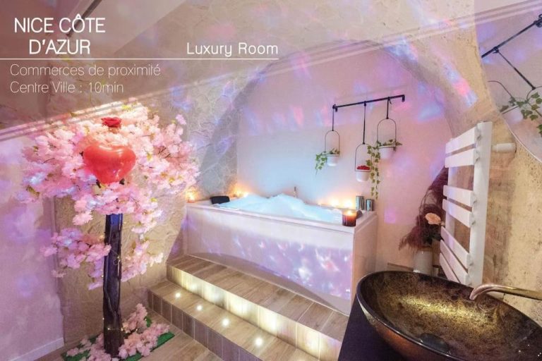Une love room romantique avec jacuzzi pour couple à NiceAlpes-Maritimes