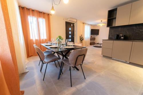 Une love room romantique avec jacuzzi pour couple à NiceAlpes-Maritimes