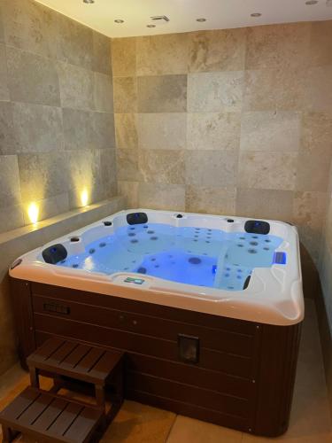 Une love room romantique avec jacuzzi pour couple à CrouyAisne