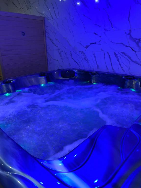 Une love room romantique avec jacuzzi pour couple à CrouyAisne