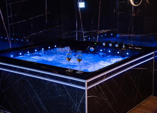 Une love room romantique avec jacuzzi pour couple à MentonAlpes-Maritimes