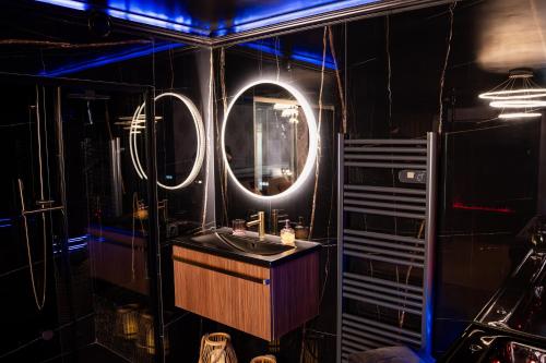 Une love room romantique avec jacuzzi pour couple à MentonAlpes-Maritimes