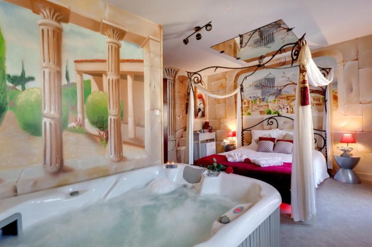 Une love room romantique avec jacuzzi pour couple à VichyAllier