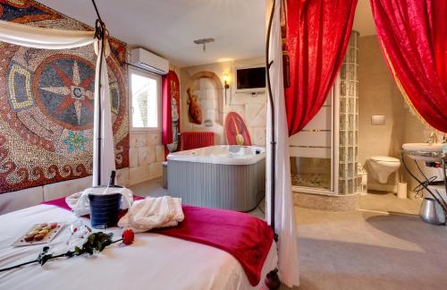 Une love room romantique avec jacuzzi pour couple à VichyAllier
