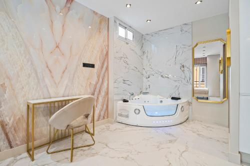 Une love room romantique avec jacuzzi pour couple à NiceAlpes-Maritimes