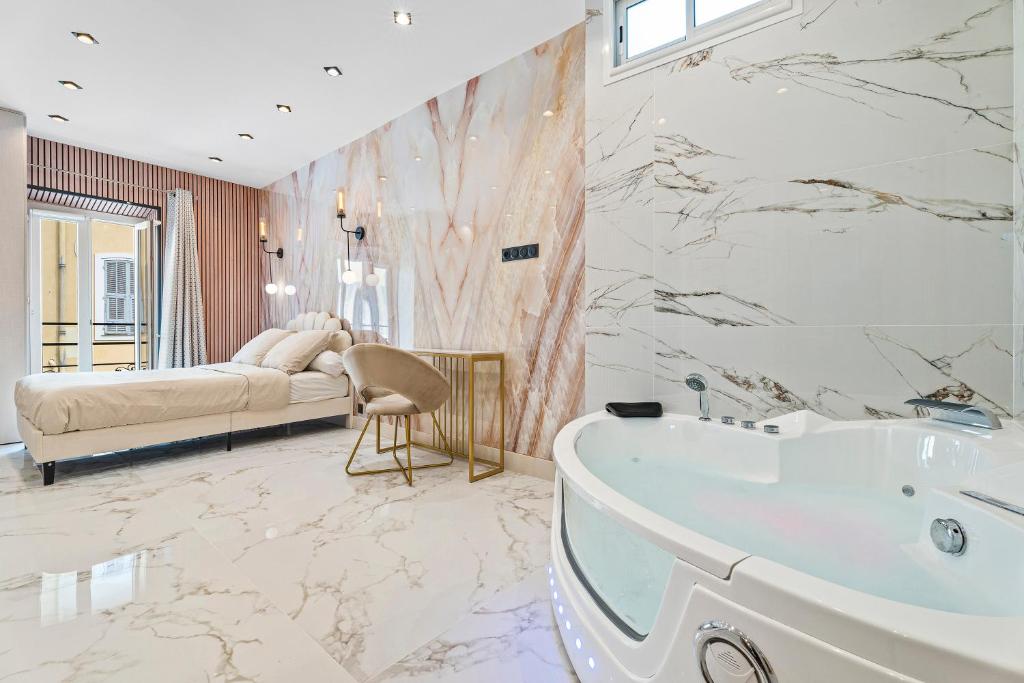 En bord de plage Nice Renting – 6FRANCE – Luxury & Comfort Room Close to Massena — love room à Nice
