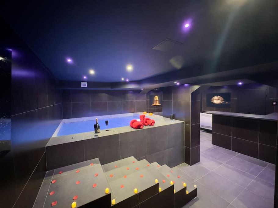 Love Room- Jacuzzi XXL- Climatisé- Table massage Accessoires — love room à L