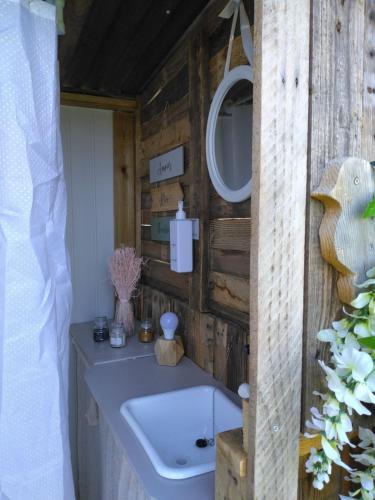 Une love room romantique avec jacuzzi pour couple à LapalisseAllier