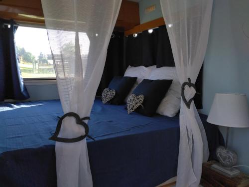 Une love room romantique avec jacuzzi pour couple à LapalisseAllier