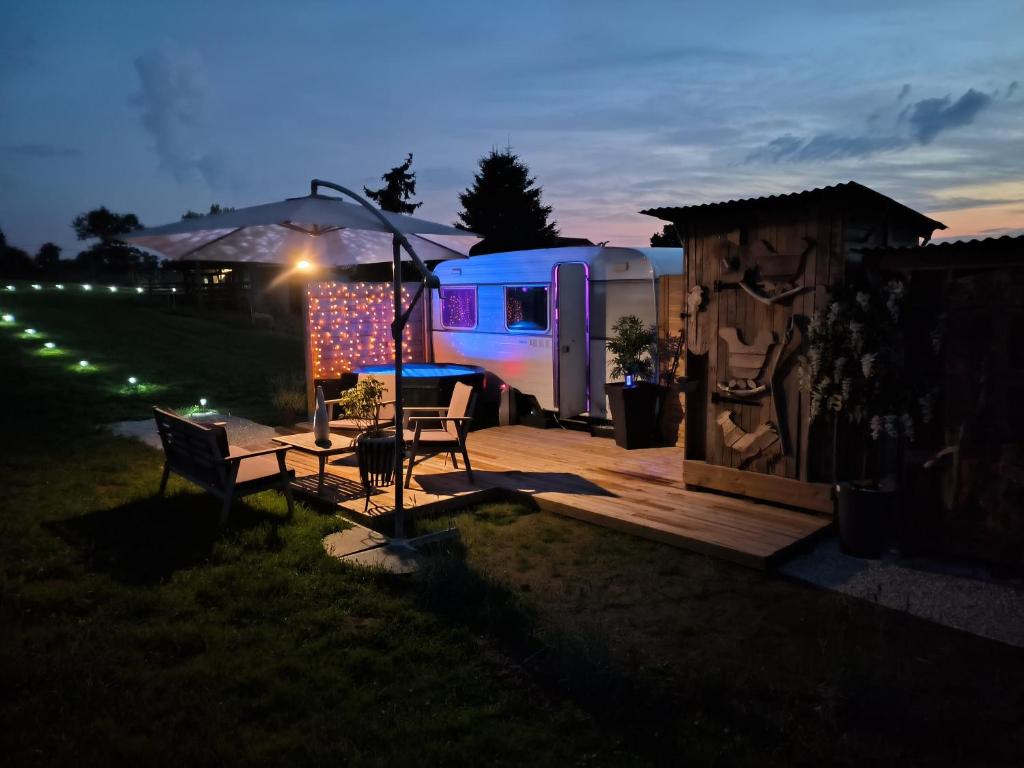Caravane romantique  » La Seventies » avec jacuzzi privatif — love room à Lapalisse