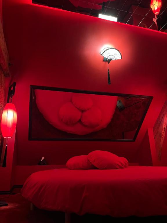 Une love room romantique avec jacuzzi pour couple à Fresnoy-le-GrandAisne