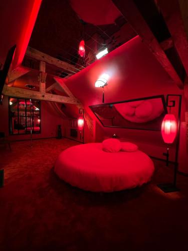 Une love room romantique avec jacuzzi pour couple à Fresnoy-le-GrandAisne