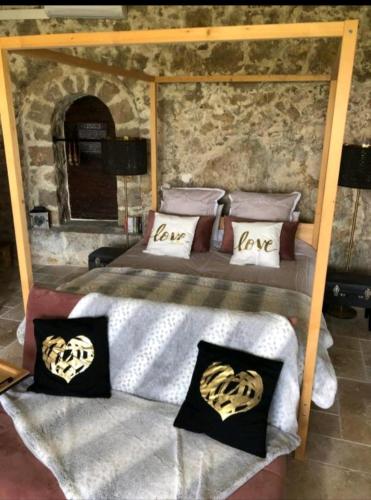 Une love room romantique avec jacuzzi pour couple à La Roquette-sur-VarAlpes-Maritimes