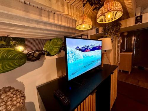 Une love room romantique avec jacuzzi pour couple à NiceAlpes-Maritimes