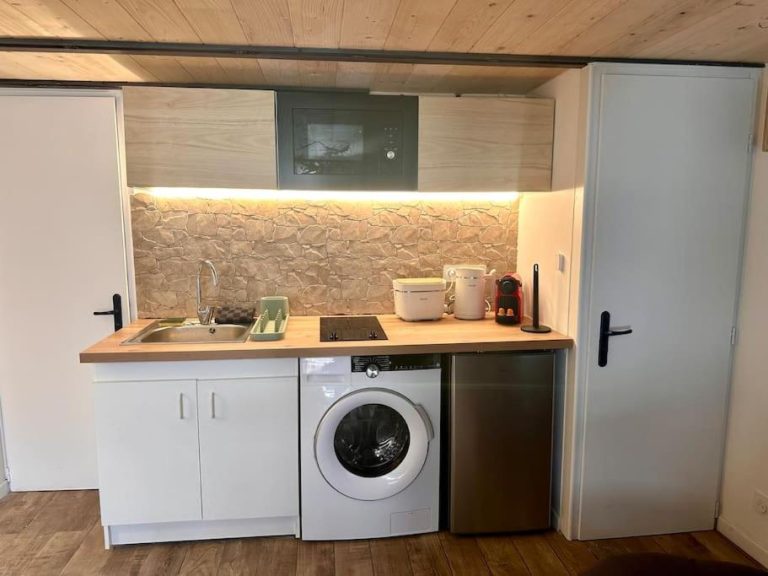 Une love room romantique avec jacuzzi pour couple à NiceAlpes-Maritimes