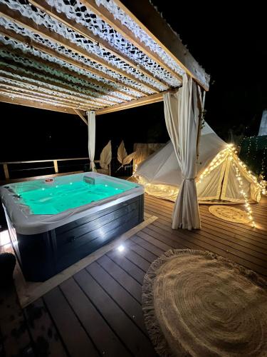 Une love room romantique avec jacuzzi pour couple à CantaronAlpes-Maritimes