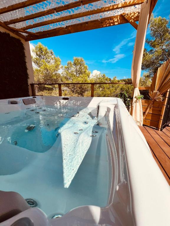 Une love room romantique avec jacuzzi pour couple à CantaronAlpes-Maritimes