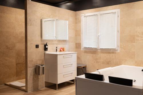 Une love room romantique avec jacuzzi pour couple à Cagnes-sur-MerAlpes-Maritimes