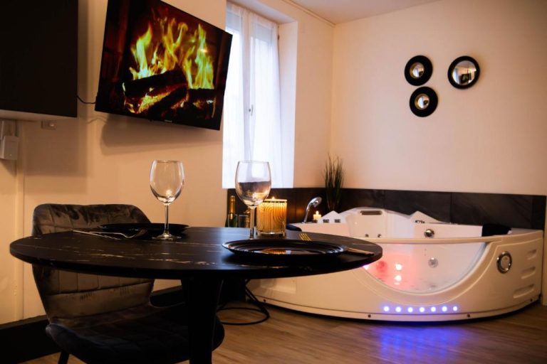 Une love room romantique avec jacuzzi pour couple à MoulinsAllier