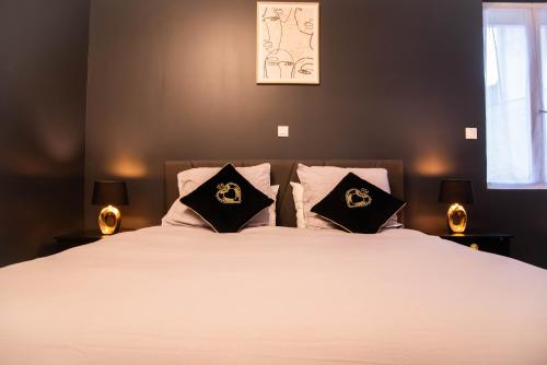 Une love room romantique avec jacuzzi pour couple à MoulinsAllier
