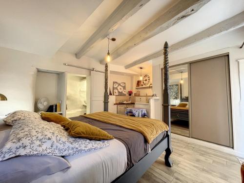 Une love room romantique avec jacuzzi pour couple à Roquebrune-Cap-MartinAlpes-Maritimes