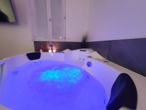 Une love room romantique avec jacuzzi pour couple à MoulinsAllier