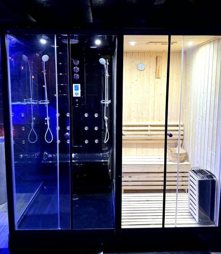 Une love room romantique avec jacuzzi pour couple à DomératAllier