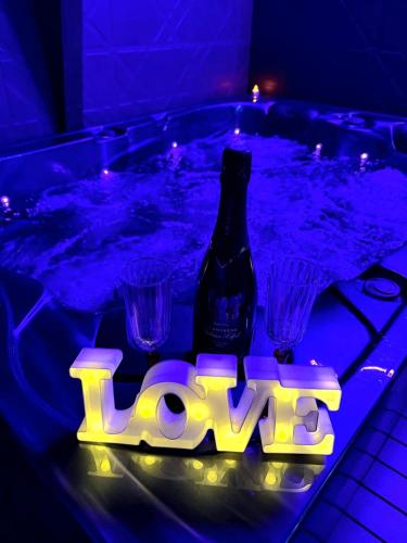 Une love room romantique avec jacuzzi pour couple à DomératAllier