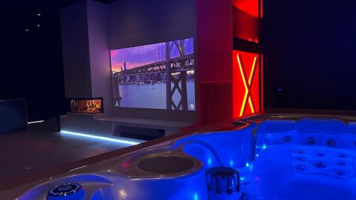 Une love room romantique avec jacuzzi pour couple à NiceAlpes-Maritimes