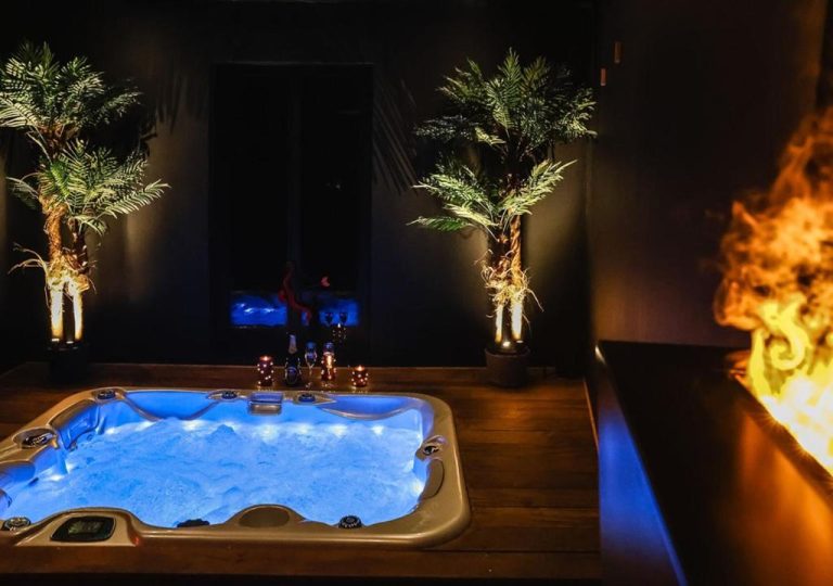 Une love room romantique avec jacuzzi pour couple à NiceAlpes-Maritimes