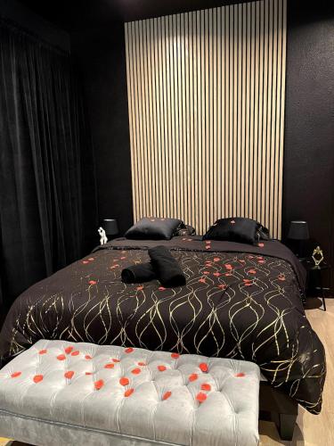 Une love room romantique avec jacuzzi pour couple à Saint-QuentinAisne