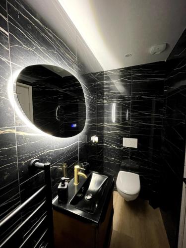 Une love room romantique avec jacuzzi pour couple à Saint-QuentinAisne