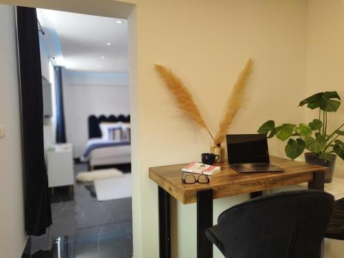 Une love room romantique avec jacuzzi pour couple à BeausoleilAlpes-Maritimes