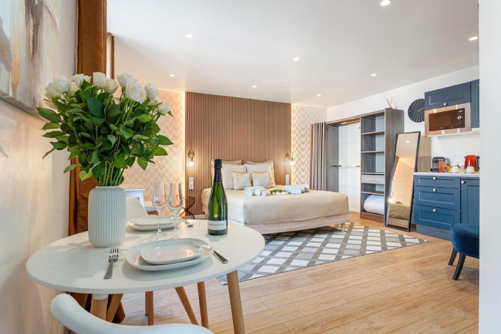 Elegant Jacuzzi Loft in Central Massena — love room à Nice