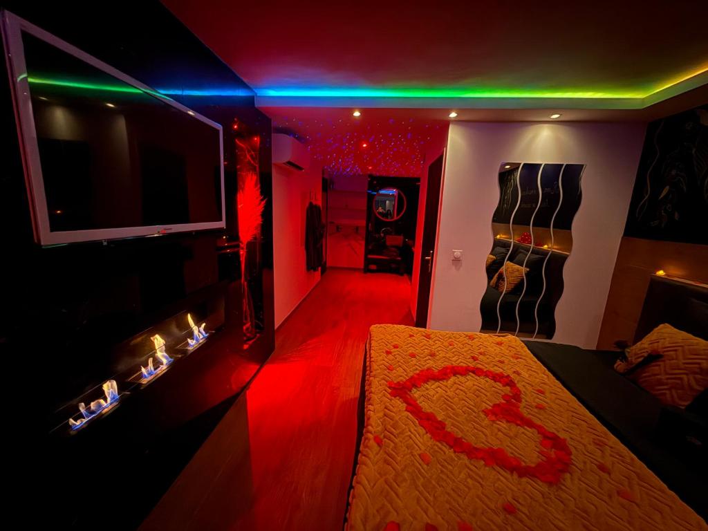 Plage privée SPICY LOVE Suite Prestige Vue Mer Jacuzzi Privatif, Piscine et Cheminée — love room à Villeneuve-Loubet